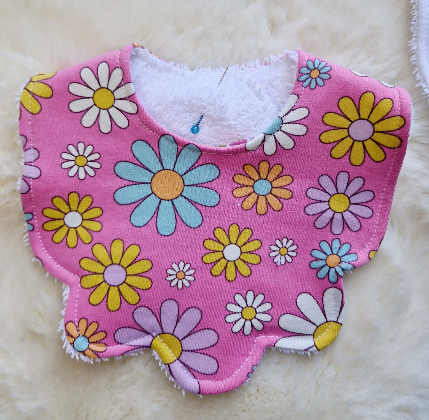 Scallop bib Preemie/Newborn