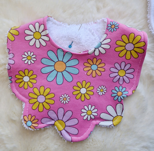 Scallop bib Preemie/Newborn