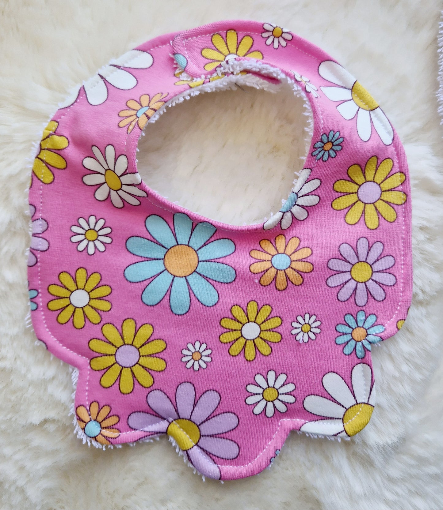 Scallop bib Preemie/Newborn