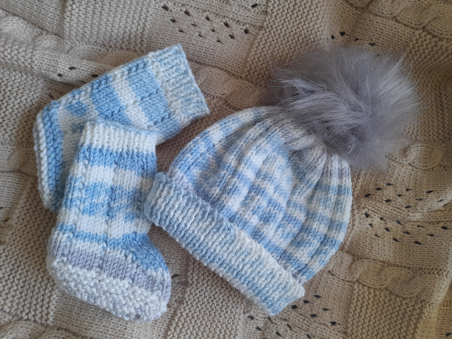 Handknitted beannie & socks